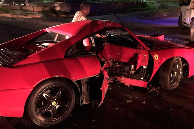 Ferrari chocó con poste 