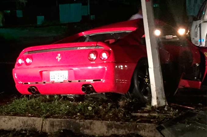 Ferrari impactó poste en Los Mangos