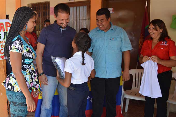 Alcalde de Libertador hizo entrega kit de uniformes escolares
