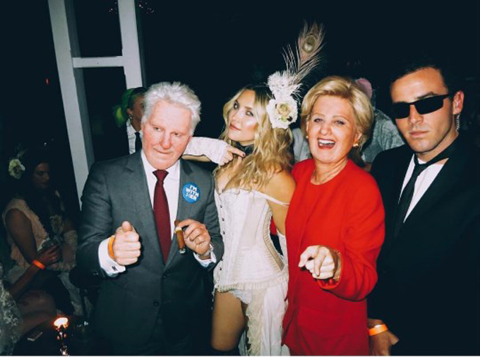 La cantante y su novio Orlando Bloom concentraron todas las miradas durante la fiesta que ofreció en Los Ángeles la actriz Kate Hudson, quien cada año sorprende con su celebración de Noche de Brujas.