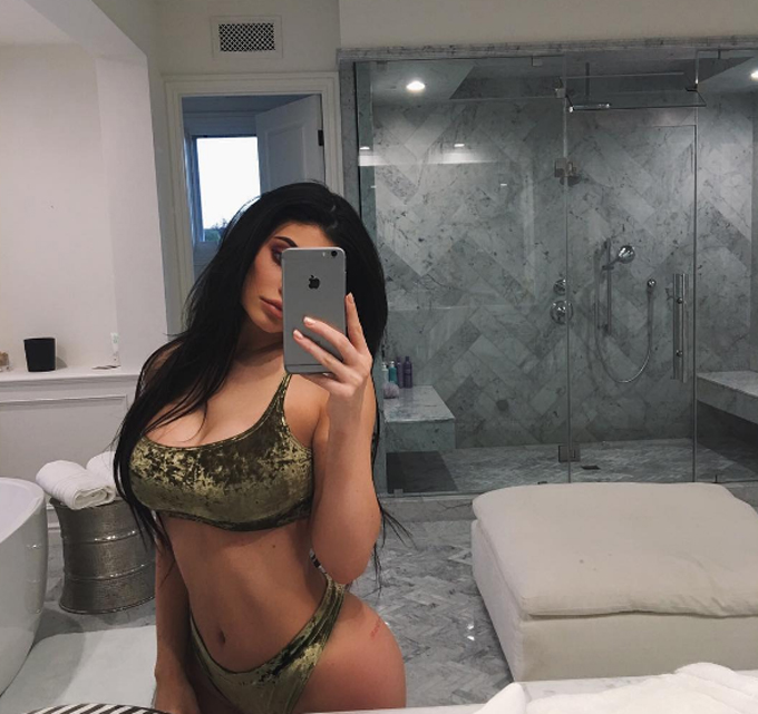 Kylie Jenner selfie espejo