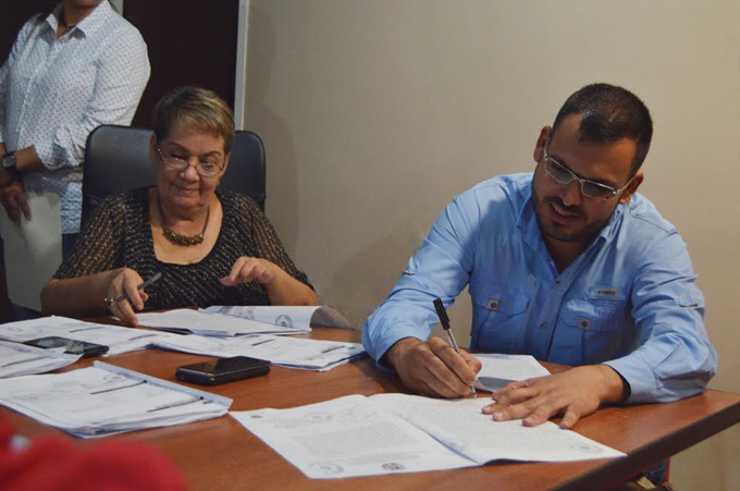 Gerardo Sánchez continúa entregando títulos de tierra